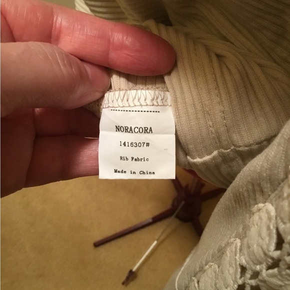Nora Cora Bat Wing top with lace detail on arms NWT - Picture 11 of 13